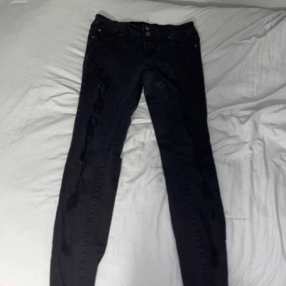 Size 7 lowrise ripped skinny jeans